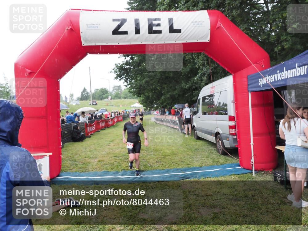 21.06.2025 - 27. Vierlanden-Triathlon MichiJ http://msf.ph/oto/8044463 15.06.2026 13:47:10 Ziel 214 meine-sportfotos.de