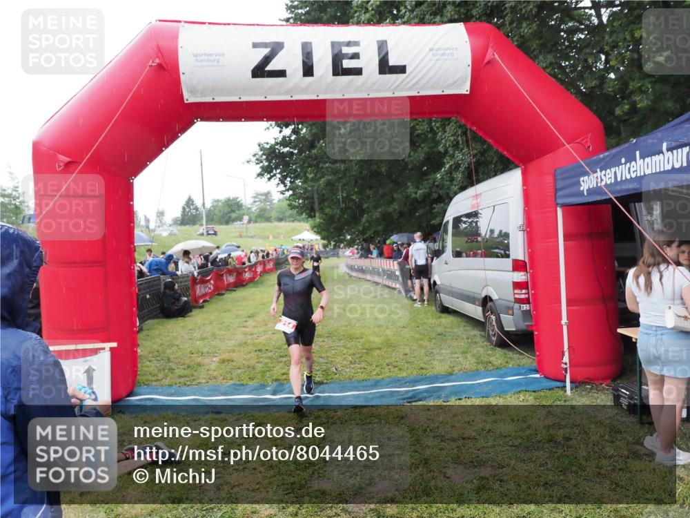 21.06.2025 - 27. Vierlanden-Triathlon MichiJ http://msf.ph/oto/8044465 15.06.2026 13:47:10 Ziel 214 meine-sportfotos.de
