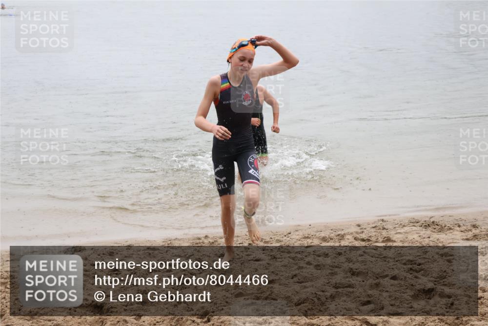 21.06.2025 - 27. Vierlanden-Triathlon Lena Gebhardt http://msf.ph/oto/8044466 15.06.2025 14:40:08 Schwimmen 1348, 1350 meine-sportfotos.de
