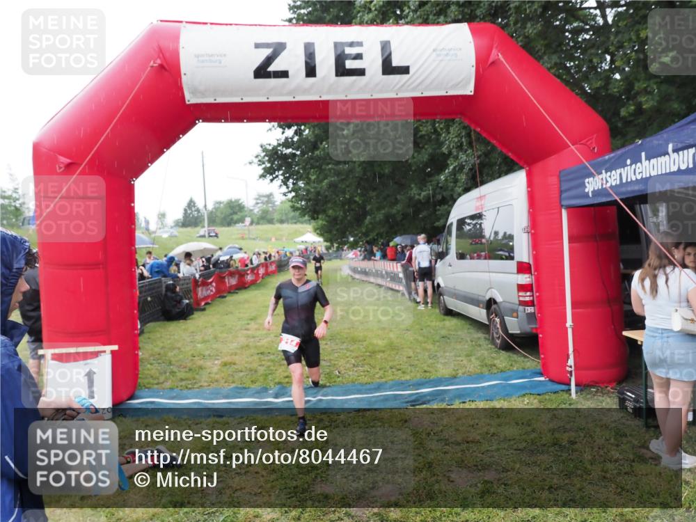 21.06.2025 - 27. Vierlanden-Triathlon MichiJ http://msf.ph/oto/8044467 15.06.2026 13:47:11 Ziel 214 meine-sportfotos.de