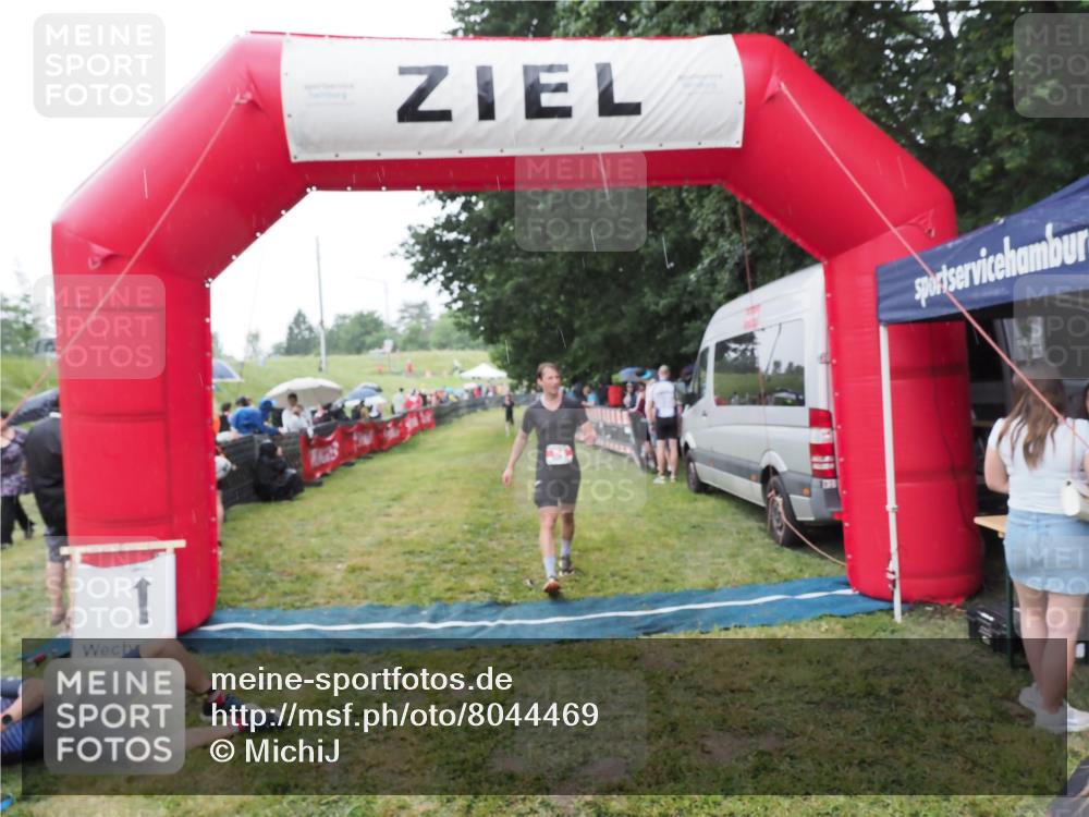 21.06.2025 - 27. Vierlanden-Triathlon MichiJ http://msf.ph/oto/8044469 15.06.2026 13:47:17 Ziel 84, 214 meine-sportfotos.de