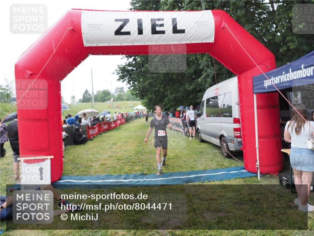 21.06.2025 - 27. Vierlanden-Triathlon MichiJ http://msf.ph/oto/8044471 15.06.2026 13:47:17 Ziel 84, 214 meine-sportfotos.de