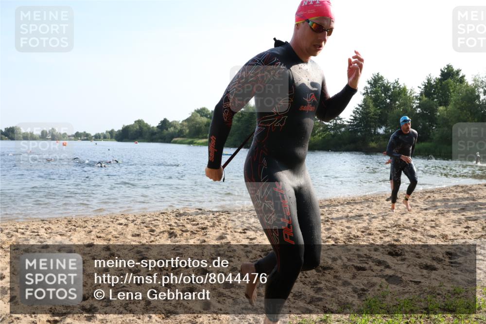 15.06.2025 - 27. Vierlanden-Triathlon Lena Gebhardt http://msf.ph/oto/8044476 15.06.2025 08:35:39 Schwimmen 6, 21, 75, 85, 158 meine-sportfotos.de