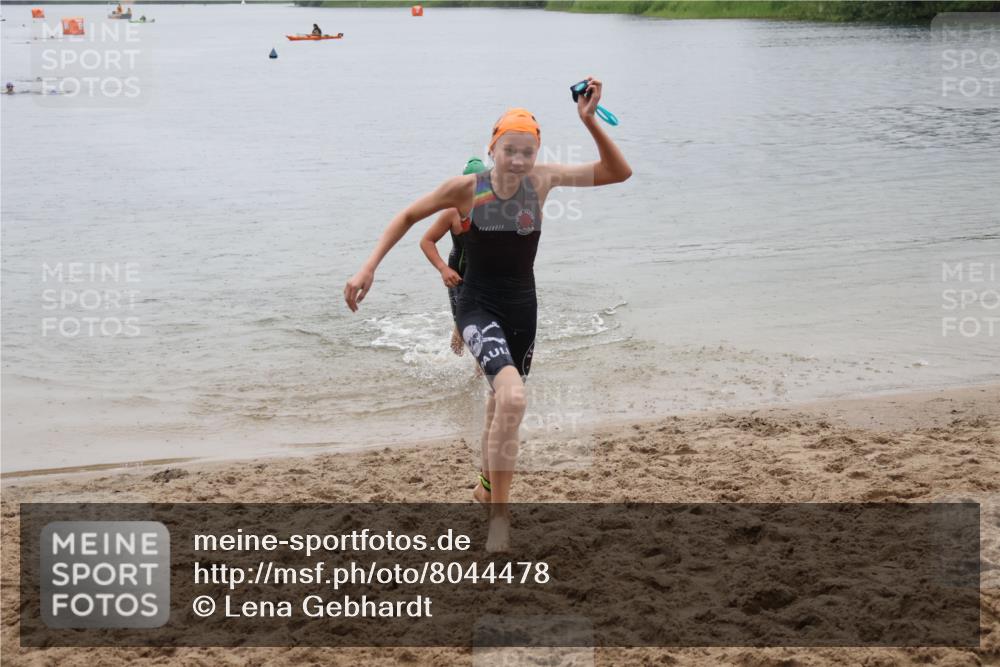 21.06.2025 - 27. Vierlanden-Triathlon Lena Gebhardt http://msf.ph/oto/8044478 15.06.2025 14:40:09 Schwimmen 1348, 1350 meine-sportfotos.de