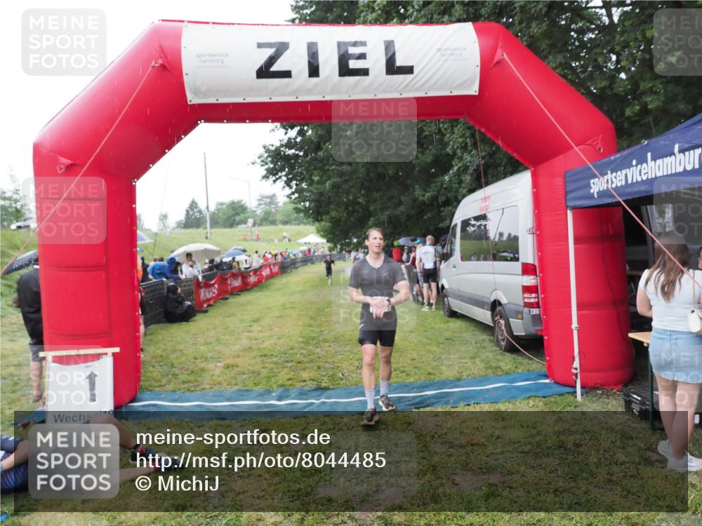21.06.2025 - 27. Vierlanden-Triathlon MichiJ http://msf.ph/oto/8044485 15.06.2026 13:47:18 Ziel 84 meine-sportfotos.de