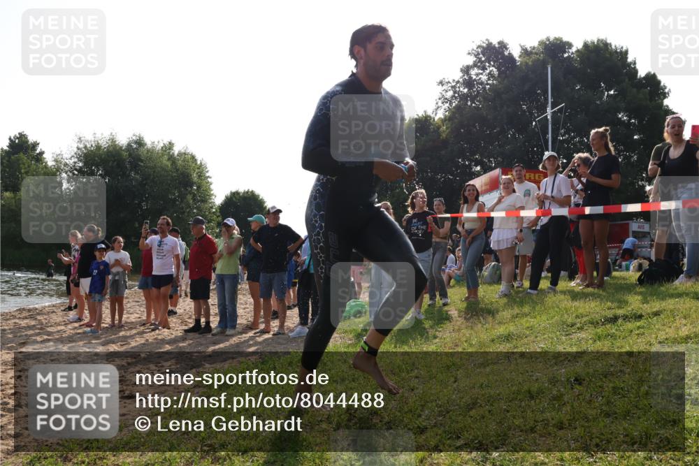15.06.2025 - 27. Vierlanden-Triathlon Lena Gebhardt http://msf.ph/oto/8044488 15.06.2025 08:35:41 Schwimmen 6, 21, 75, 85, 158 meine-sportfotos.de