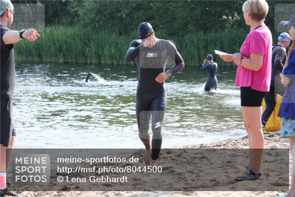 15.06.2025 - 27. Vierlanden-Triathlon Lena Gebhardt http://msf.ph/oto/8044500 15.06.2025 08:36:18 Schwimmen 29 meine-sportfotos.de