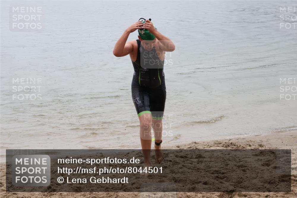 21.06.2025 - 27. Vierlanden-Triathlon Lena Gebhardt http://msf.ph/oto/8044501 15.06.2025 14:40:10 Schwimmen 1348, 1350 meine-sportfotos.de