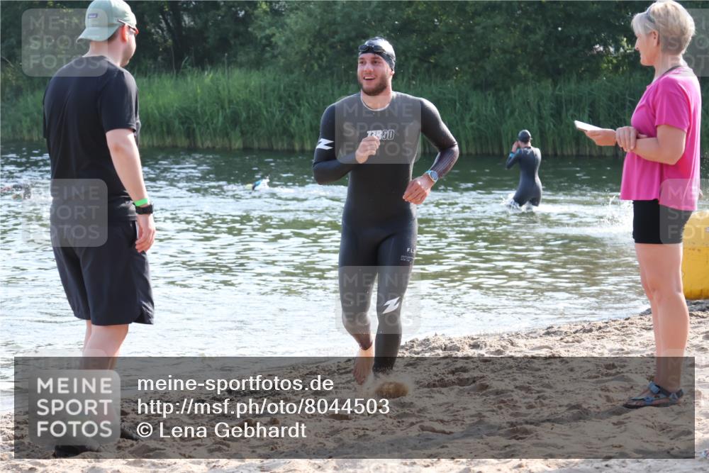 15.06.2025 - 27. Vierlanden-Triathlon Lena Gebhardt http://msf.ph/oto/8044503 15.06.2025 08:36:19 Schwimmen 29 meine-sportfotos.de