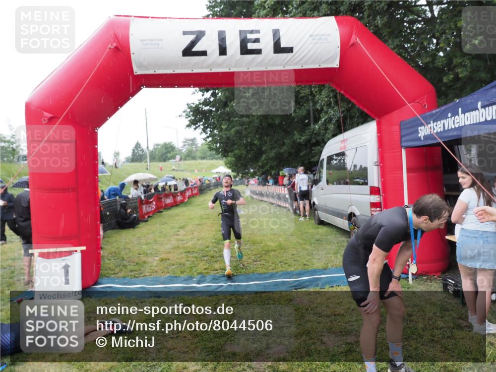 21.06.2025 - 27. Vierlanden-Triathlon MichiJ http://msf.ph/oto/8044506 15.06.2026 13:47:23 Ziel 84, 1147 meine-sportfotos.de