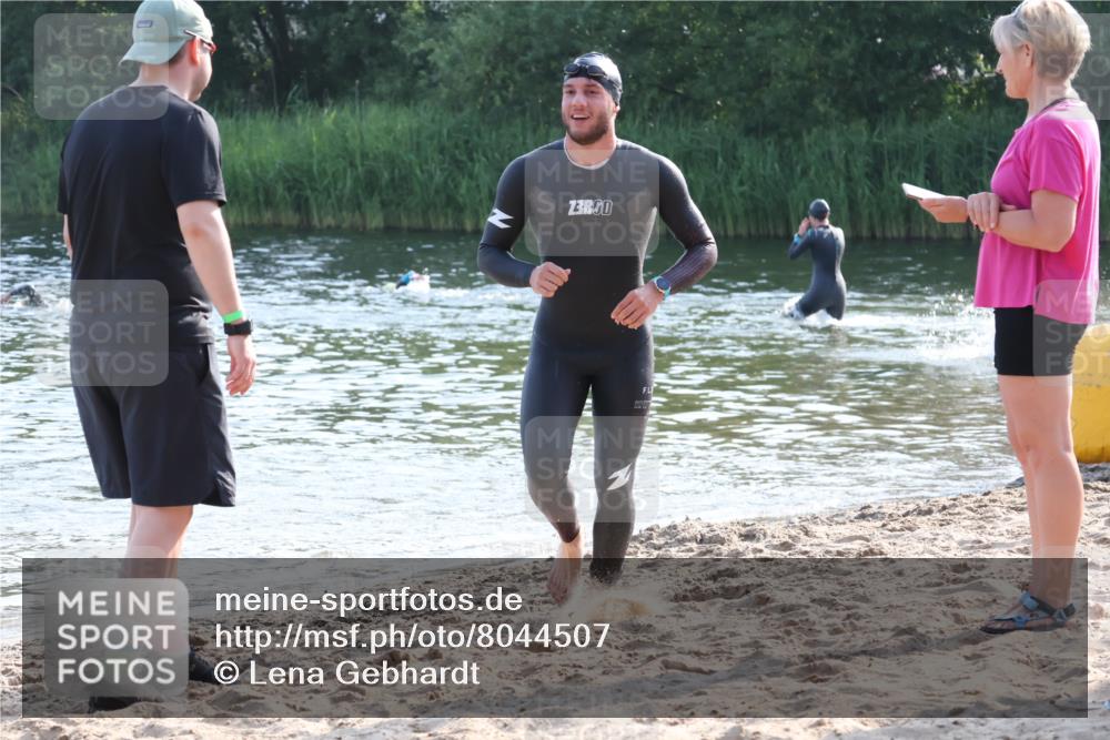 15.06.2025 - 27. Vierlanden-Triathlon Lena Gebhardt http://msf.ph/oto/8044507 15.06.2025 08:36:19 Schwimmen 29 meine-sportfotos.de