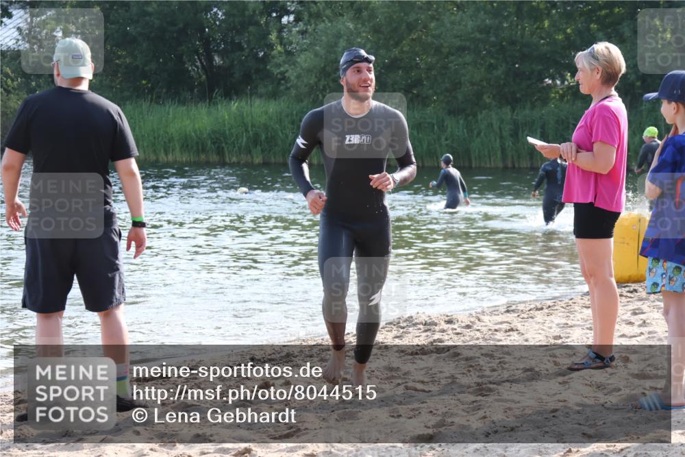 15.06.2025 - 27. Vierlanden-Triathlon Lena Gebhardt http://msf.ph/oto/8044515 15.06.2025 08:36:20 Schwimmen 29 meine-sportfotos.de