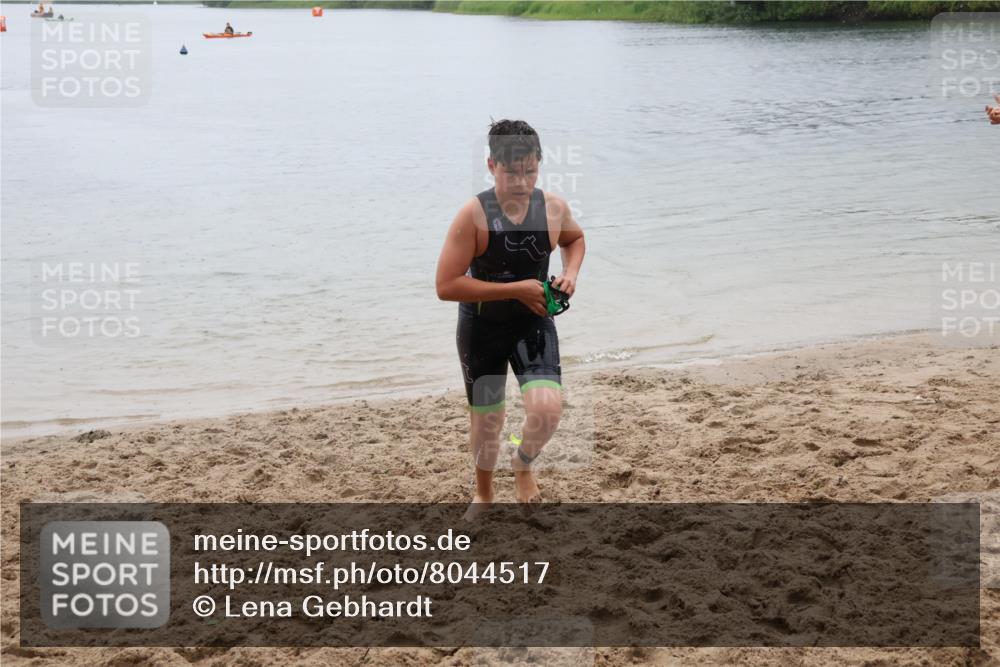 21.06.2025 - 27. Vierlanden-Triathlon Lena Gebhardt http://msf.ph/oto/8044517 15.06.2025 14:40:11 Schwimmen 1348, 1350 meine-sportfotos.de