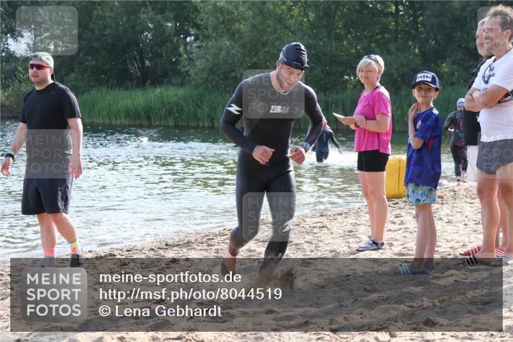 15.06.2025 - 27. Vierlanden-Triathlon Lena Gebhardt http://msf.ph/oto/8044519 15.06.2025 08:36:21 Schwimmen 29 meine-sportfotos.de