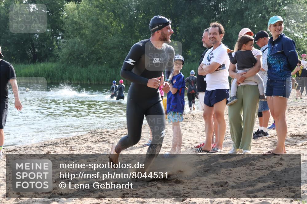 15.06.2025 - 27. Vierlanden-Triathlon Lena Gebhardt http://msf.ph/oto/8044531 15.06.2025 08:36:22 Schwimmen 29 meine-sportfotos.de