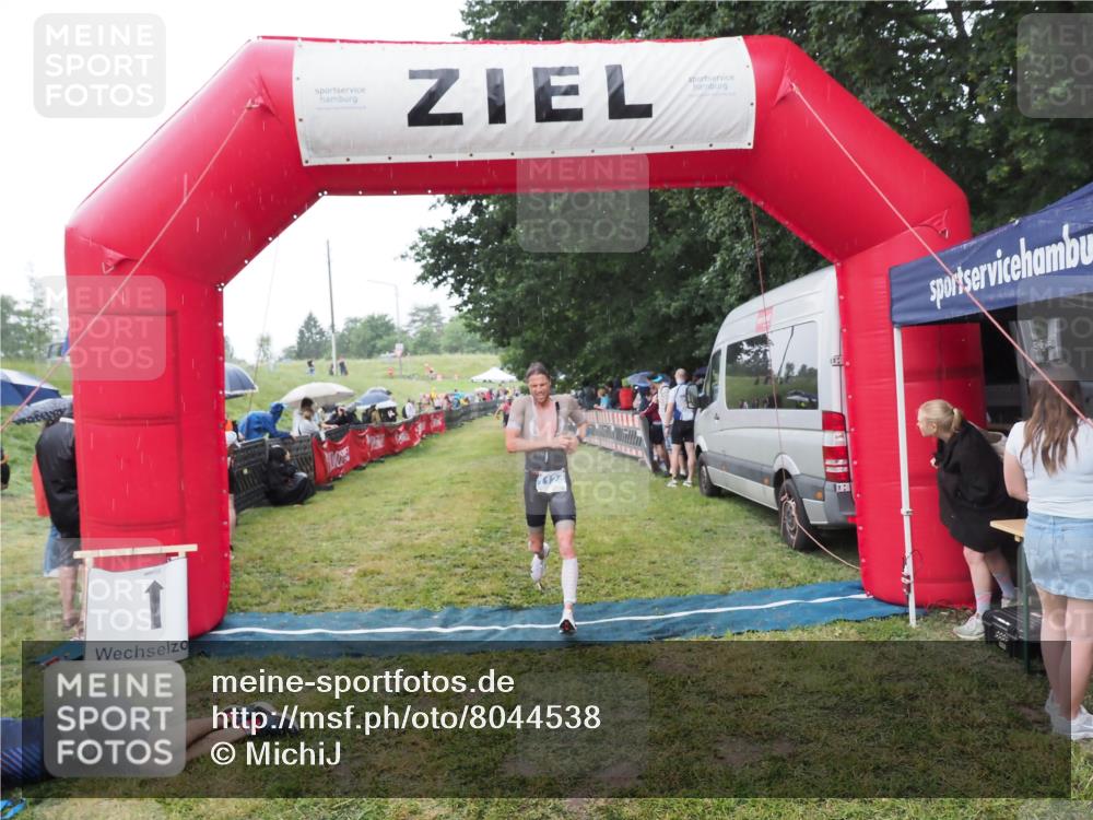 21.06.2025 - 27. Vierlanden-Triathlon MichiJ http://msf.ph/oto/8044538 15.06.2026 13:47:32 Ziel 1118, 1124 meine-sportfotos.de