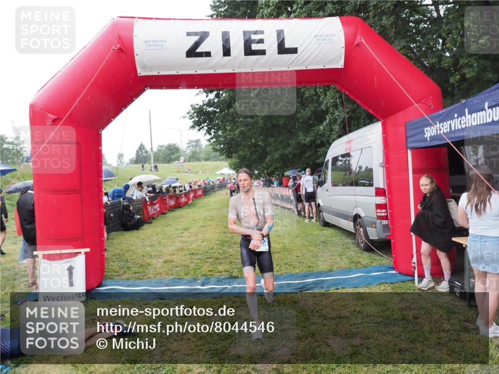 21.06.2025 - 27. Vierlanden-Triathlon MichiJ http://msf.ph/oto/8044546 15.06.2026 13:47:33 Ziel 1118, 1124 meine-sportfotos.de