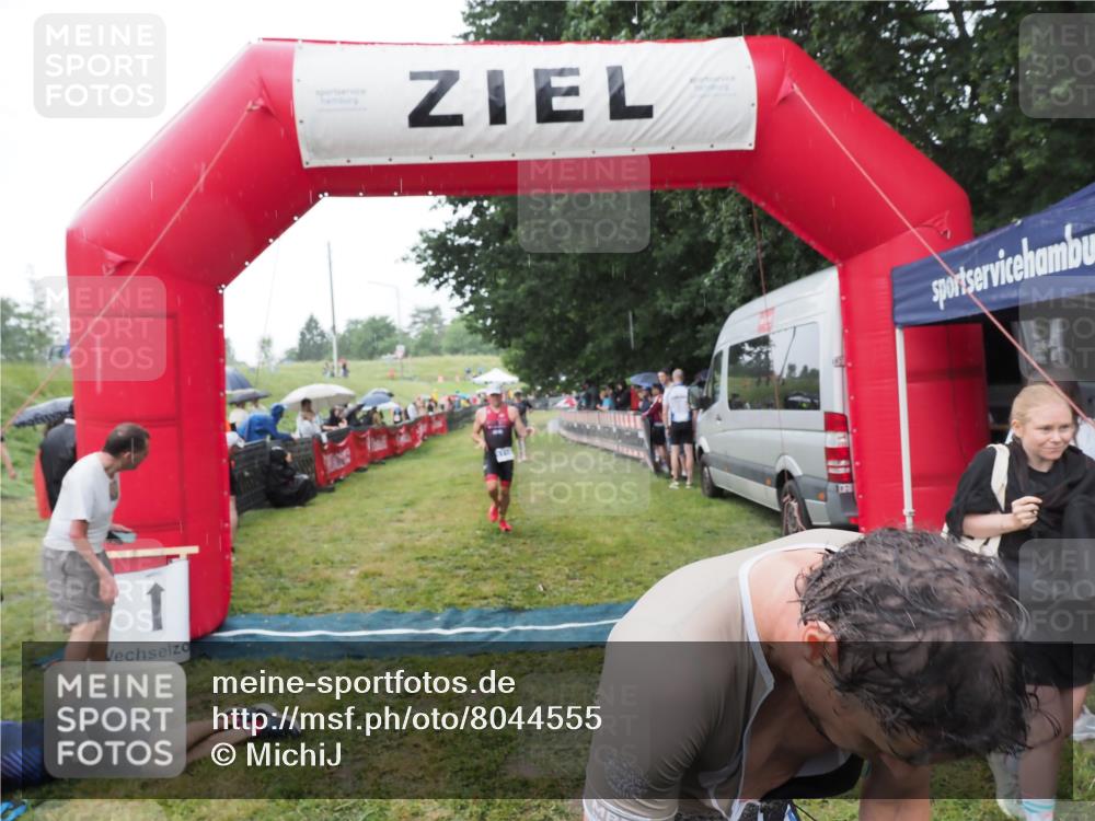 21.06.2025 - 27. Vierlanden-Triathlon MichiJ http://msf.ph/oto/8044555 15.06.2026 13:47:35 Ziel 1118, 1124, 1145 meine-sportfotos.de