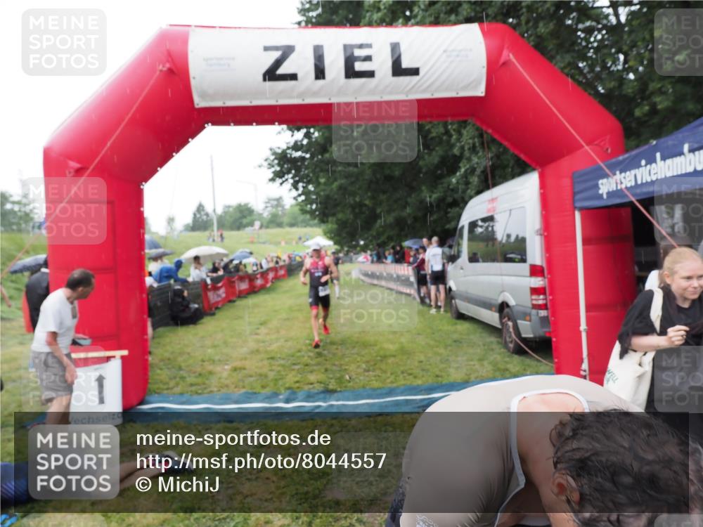 21.06.2025 - 27. Vierlanden-Triathlon MichiJ http://msf.ph/oto/8044557 15.06.2026 13:47:35 Ziel 1118, 1124, 1145 meine-sportfotos.de