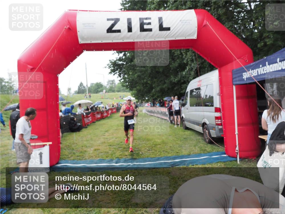 21.06.2025 - 27. Vierlanden-Triathlon MichiJ http://msf.ph/oto/8044564 15.06.2026 13:47:35 Ziel 1118, 1124, 1145 meine-sportfotos.de