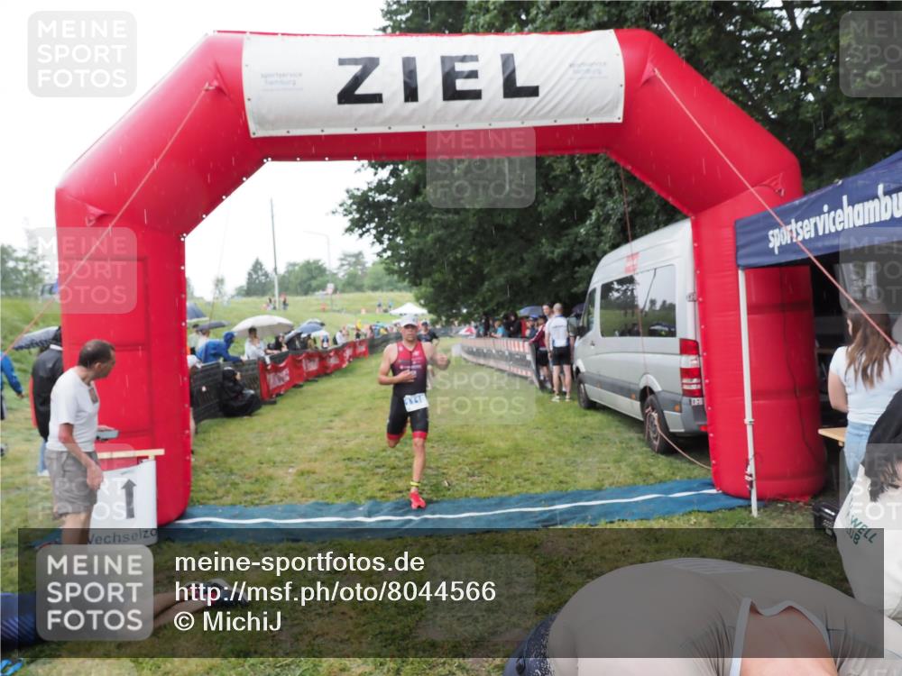 21.06.2025 - 27. Vierlanden-Triathlon MichiJ http://msf.ph/oto/8044566 15.06.2026 13:47:35 Ziel 1118, 1124, 1145 meine-sportfotos.de