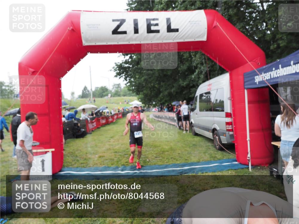 21.06.2025 - 27. Vierlanden-Triathlon MichiJ http://msf.ph/oto/8044568 15.06.2026 13:47:36 Ziel 1118, 1124, 1145 meine-sportfotos.de