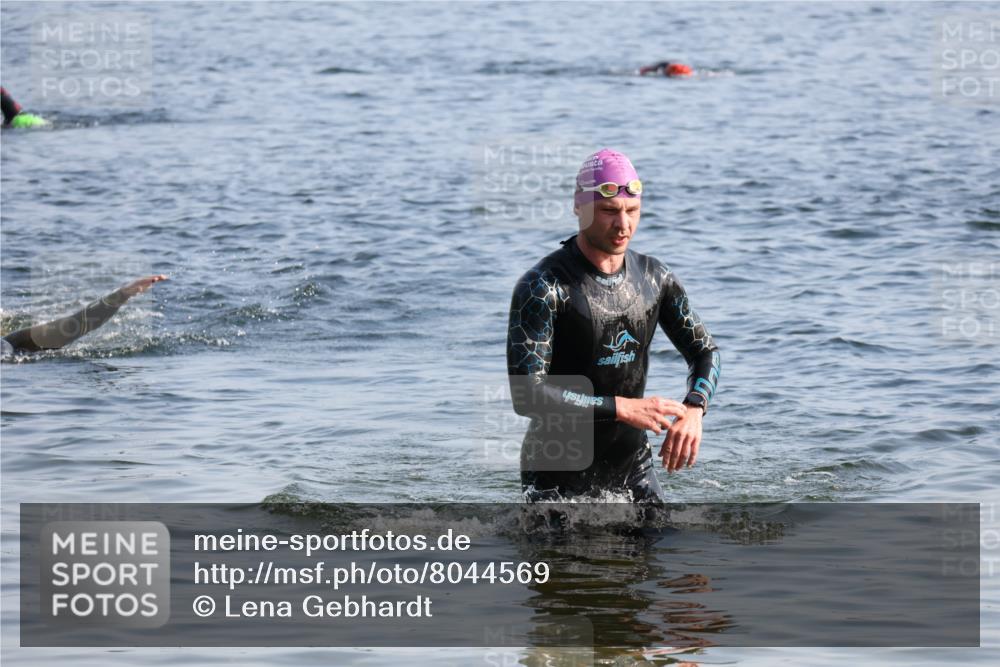 15.06.2025 - 27. Vierlanden-Triathlon Lena Gebhardt http://msf.ph/oto/8044569 15.06.2025 08:36:33 Schwimmen 83 meine-sportfotos.de