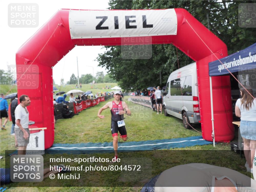 21.06.2025 - 27. Vierlanden-Triathlon MichiJ http://msf.ph/oto/8044572 15.06.2026 13:47:36 Ziel 1118, 1124, 1145 meine-sportfotos.de