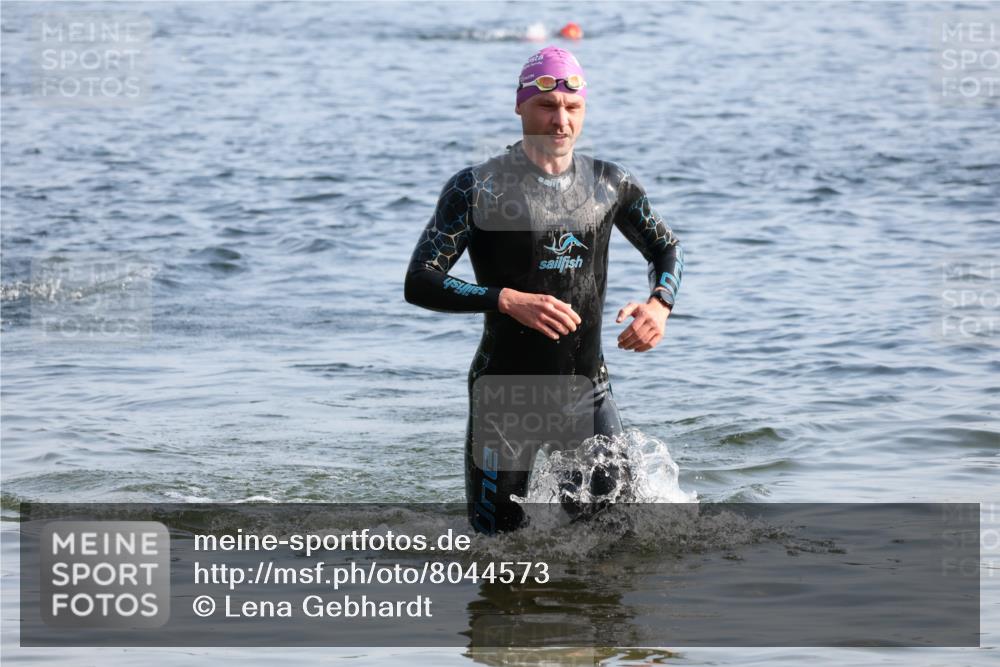 15.06.2025 - 27. Vierlanden-Triathlon Lena Gebhardt http://msf.ph/oto/8044573 15.06.2025 08:36:34 Schwimmen 83 meine-sportfotos.de