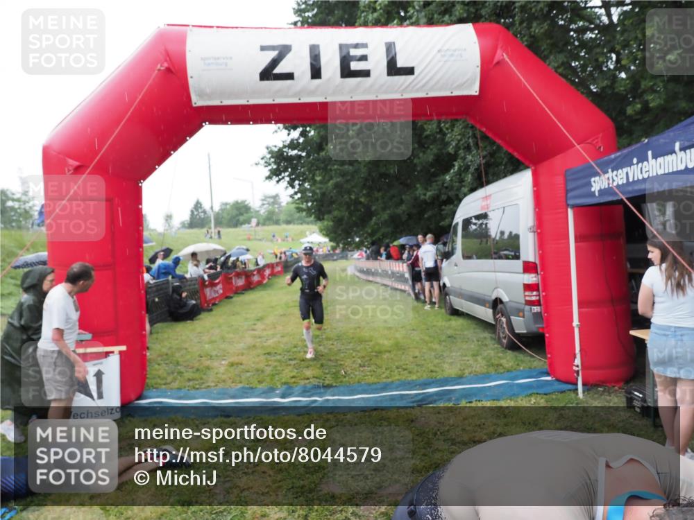 21.06.2025 - 27. Vierlanden-Triathlon MichiJ http://msf.ph/oto/8044579 15.06.2026 13:47:37 Ziel 1118, 1124, 1145 meine-sportfotos.de