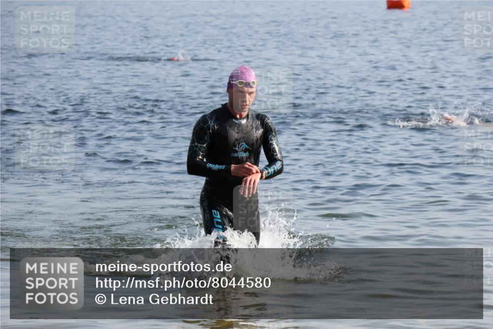 15.06.2025 - 27. Vierlanden-Triathlon Lena Gebhardt http://msf.ph/oto/8044580 15.06.2025 08:36:35 Schwimmen 83 meine-sportfotos.de
