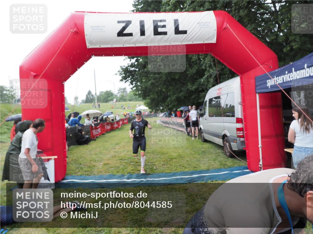 21.06.2025 - 27. Vierlanden-Triathlon MichiJ http://msf.ph/oto/8044585 15.06.2026 13:47:38 Ziel 1118, 1124, 1145 meine-sportfotos.de