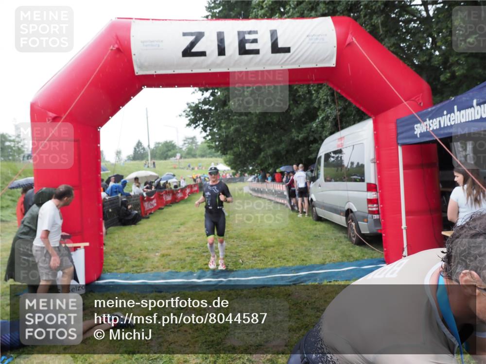21.06.2025 - 27. Vierlanden-Triathlon MichiJ http://msf.ph/oto/8044587 15.06.2026 13:47:38 Ziel 1118, 1124, 1145 meine-sportfotos.de