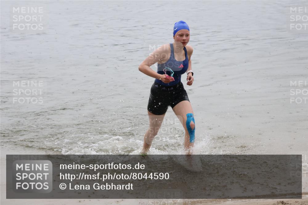 21.06.2025 - 27. Vierlanden-Triathlon Lena Gebhardt http://msf.ph/oto/8044590 15.06.2025 14:40:59 Schwimmen 1321, 1326 meine-sportfotos.de