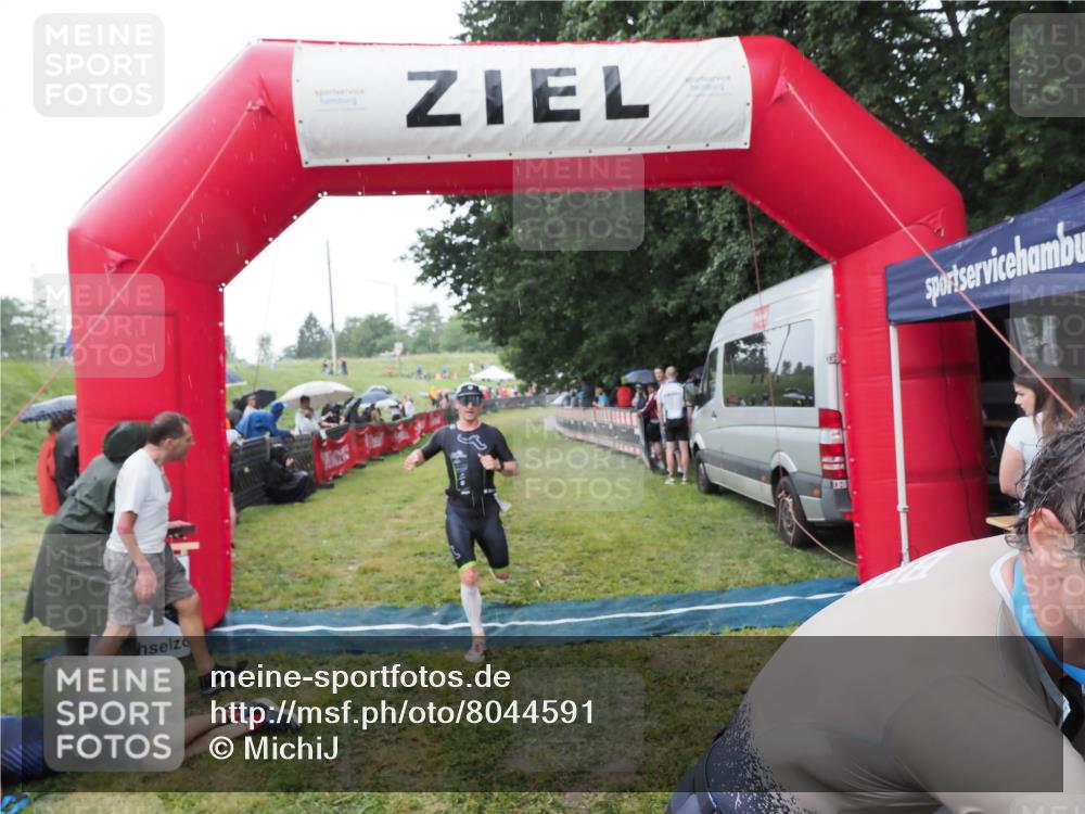 21.06.2025 - 27. Vierlanden-Triathlon MichiJ http://msf.ph/oto/8044591 15.06.2026 13:47:38 Ziel 1118, 1124, 1145 meine-sportfotos.de