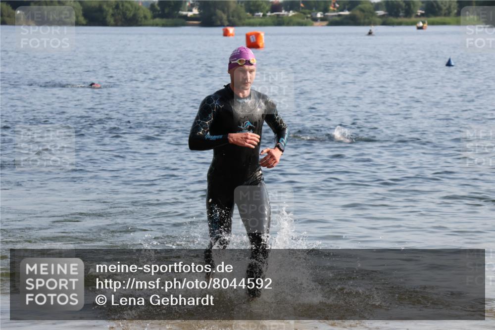15.06.2025 - 27. Vierlanden-Triathlon Lena Gebhardt http://msf.ph/oto/8044592 15.06.2025 08:36:36 Schwimmen 83 meine-sportfotos.de