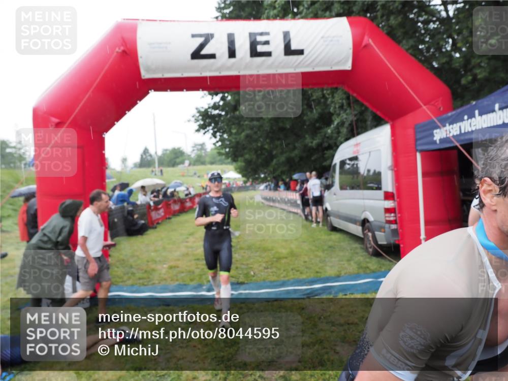 21.06.2025 - 27. Vierlanden-Triathlon MichiJ http://msf.ph/oto/8044595 15.06.2026 13:47:38 Ziel 1118, 1124, 1145 meine-sportfotos.de