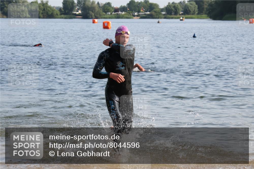15.06.2025 - 27. Vierlanden-Triathlon Lena Gebhardt http://msf.ph/oto/8044596 15.06.2025 08:36:37 Schwimmen 83 meine-sportfotos.de