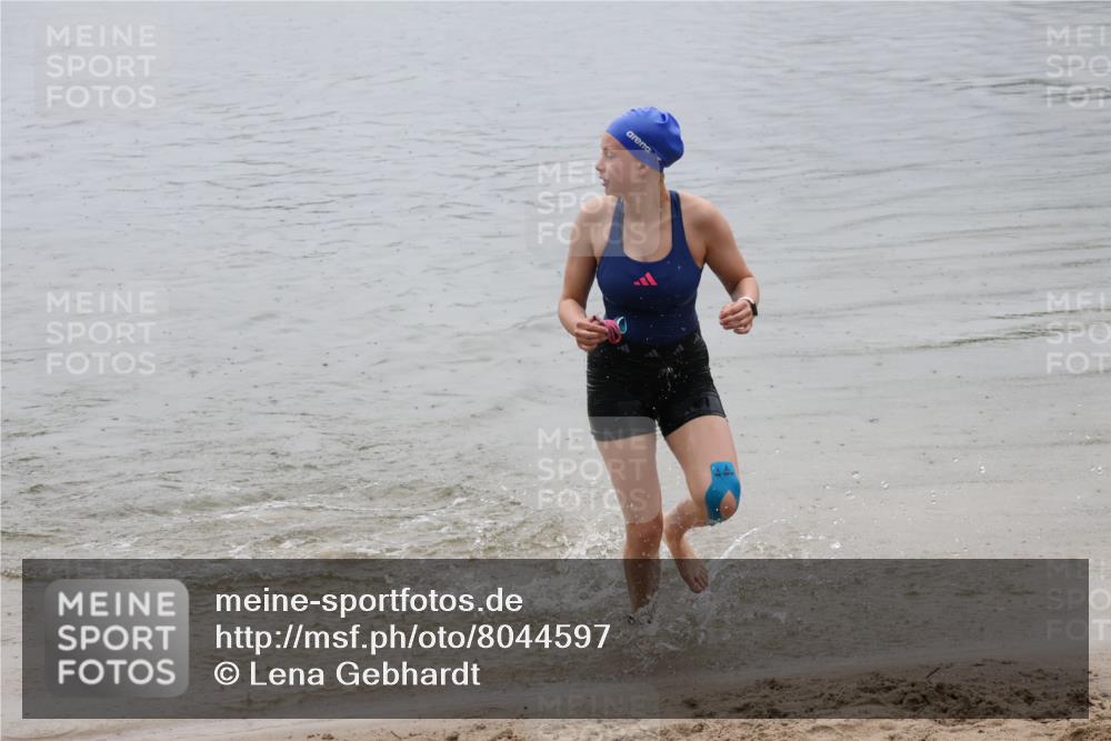 21.06.2025 - 27. Vierlanden-Triathlon Lena Gebhardt http://msf.ph/oto/8044597 15.06.2025 14:40:59 Schwimmen 1321, 1326 meine-sportfotos.de