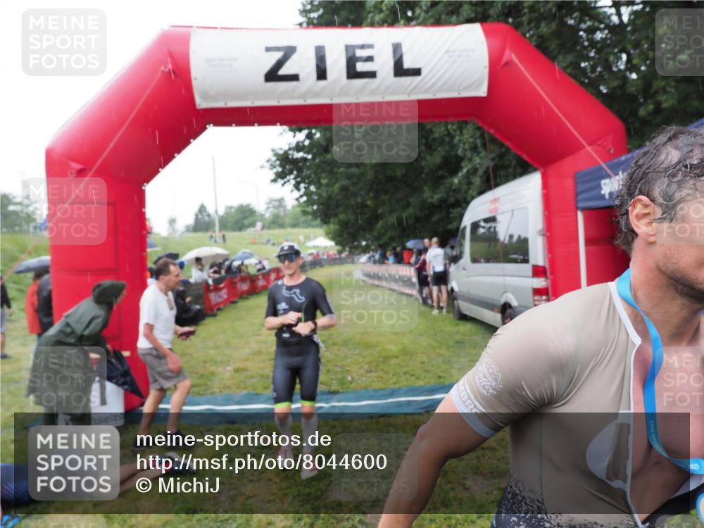 21.06.2025 - 27. Vierlanden-Triathlon MichiJ http://msf.ph/oto/8044600 15.06.2026 13:47:39 Ziel 1118, 1124, 1145 meine-sportfotos.de