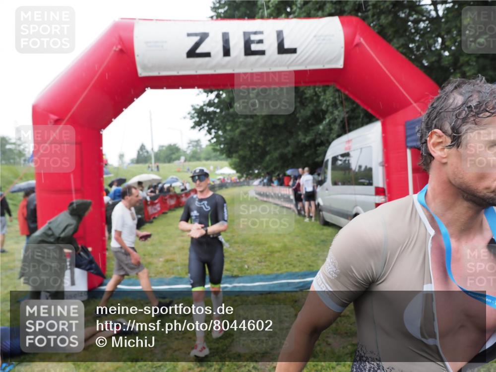 21.06.2025 - 27. Vierlanden-Triathlon MichiJ http://msf.ph/oto/8044602 15.06.2026 13:47:39 Ziel 1118, 1124, 1145 meine-sportfotos.de