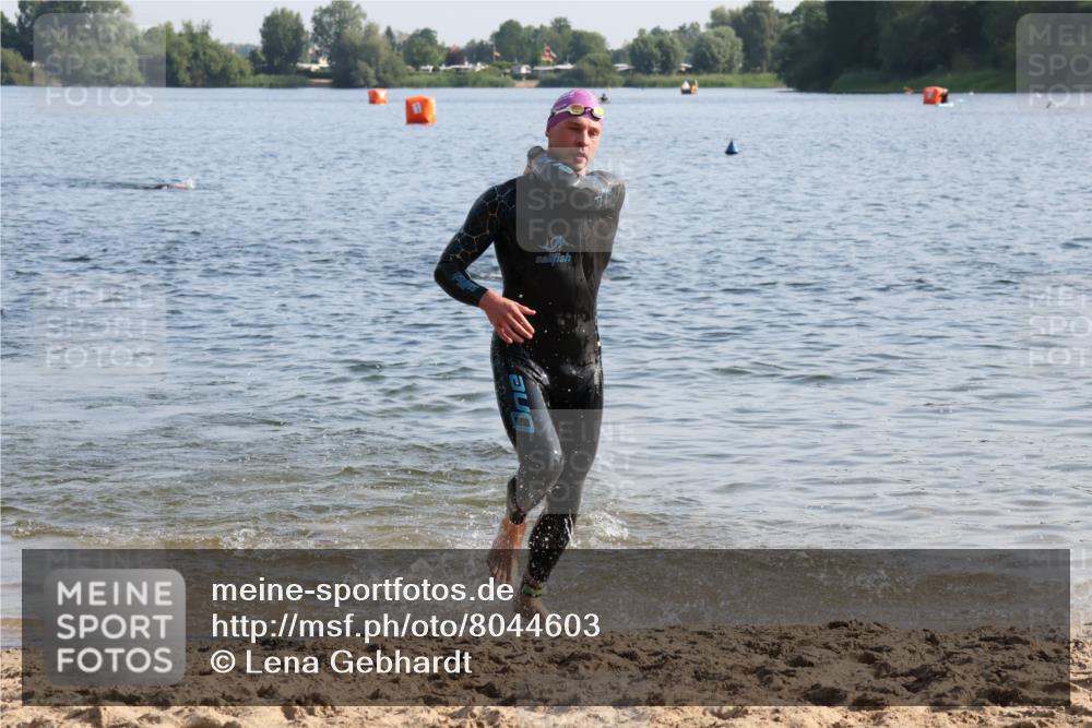 15.06.2025 - 27. Vierlanden-Triathlon Lena Gebhardt http://msf.ph/oto/8044603 15.06.2025 08:36:37 Schwimmen 83 meine-sportfotos.de
