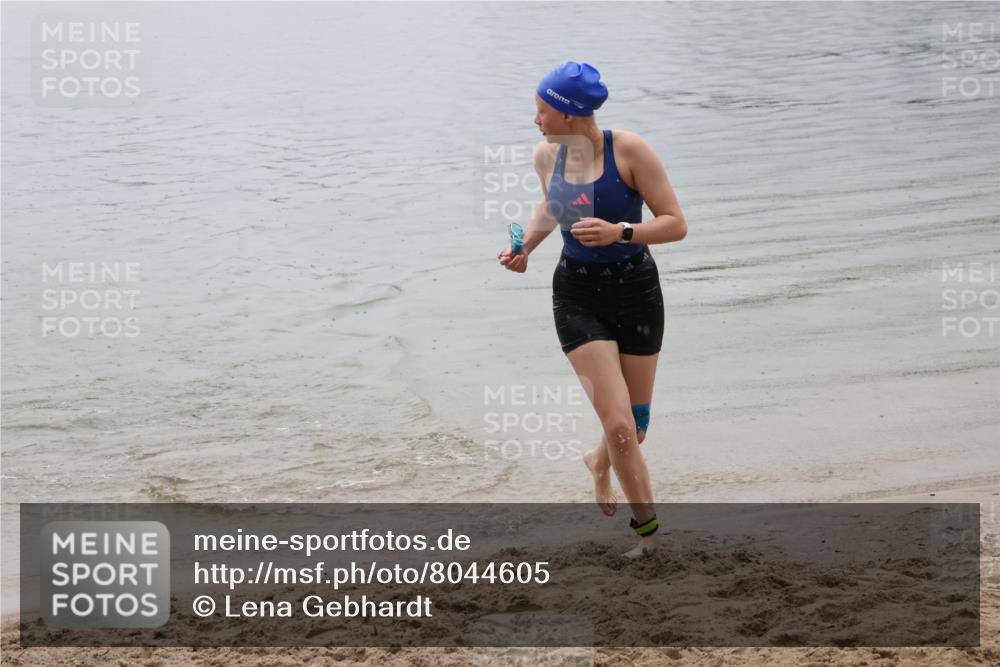 21.06.2025 - 27. Vierlanden-Triathlon Lena Gebhardt http://msf.ph/oto/8044605 15.06.2025 14:41:00 Schwimmen 1321, 1326 meine-sportfotos.de
