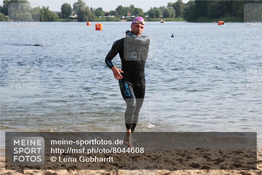 15.06.2025 - 27. Vierlanden-Triathlon Lena Gebhardt http://msf.ph/oto/8044608 15.06.2025 08:36:37 Schwimmen 83 meine-sportfotos.de