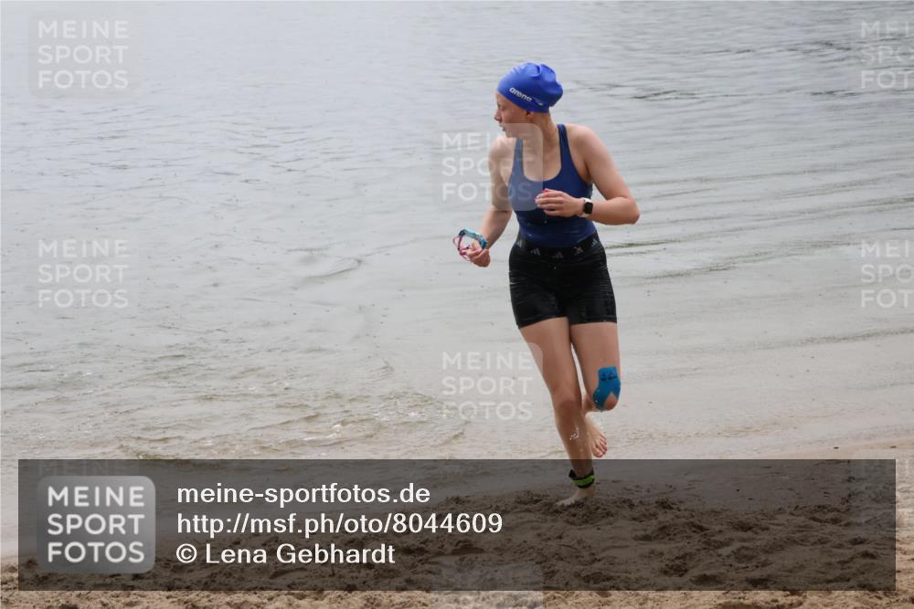 21.06.2025 - 27. Vierlanden-Triathlon Lena Gebhardt http://msf.ph/oto/8044609 15.06.2025 14:41:00 Schwimmen 1321, 1326 meine-sportfotos.de