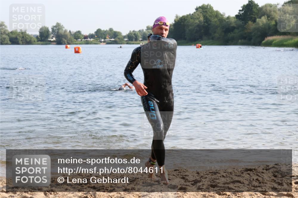 15.06.2025 - 27. Vierlanden-Triathlon Lena Gebhardt http://msf.ph/oto/8044611 15.06.2025 08:36:38 Schwimmen 83 meine-sportfotos.de