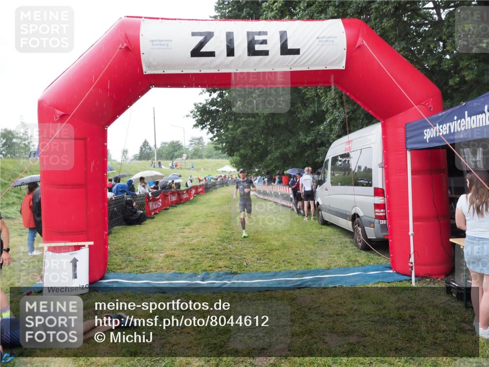 21.06.2025 - 27. Vierlanden-Triathlon MichiJ http://msf.ph/oto/8044612 15.06.2026 13:47:48 Ziel 1153 meine-sportfotos.de