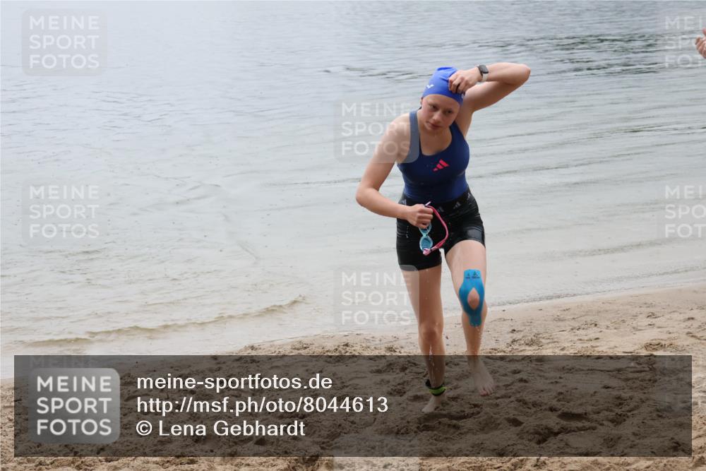 21.06.2025 - 27. Vierlanden-Triathlon Lena Gebhardt http://msf.ph/oto/8044613 15.06.2025 14:41:01 Schwimmen 1321, 1326 meine-sportfotos.de