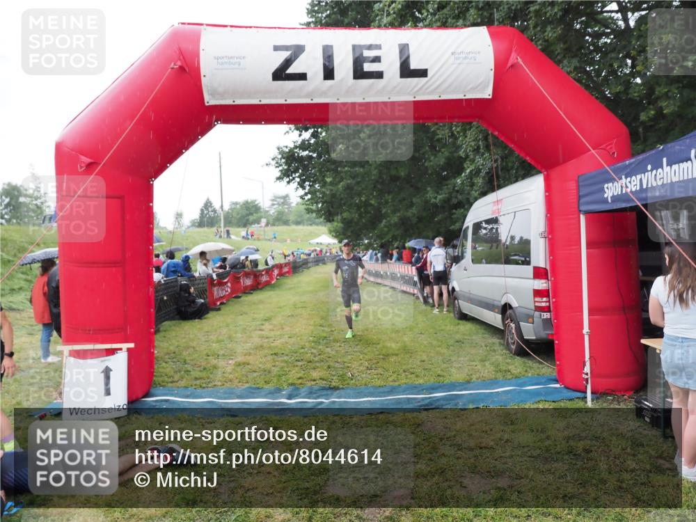 21.06.2025 - 27. Vierlanden-Triathlon MichiJ http://msf.ph/oto/8044614 15.06.2026 13:47:48 Ziel 1153 meine-sportfotos.de