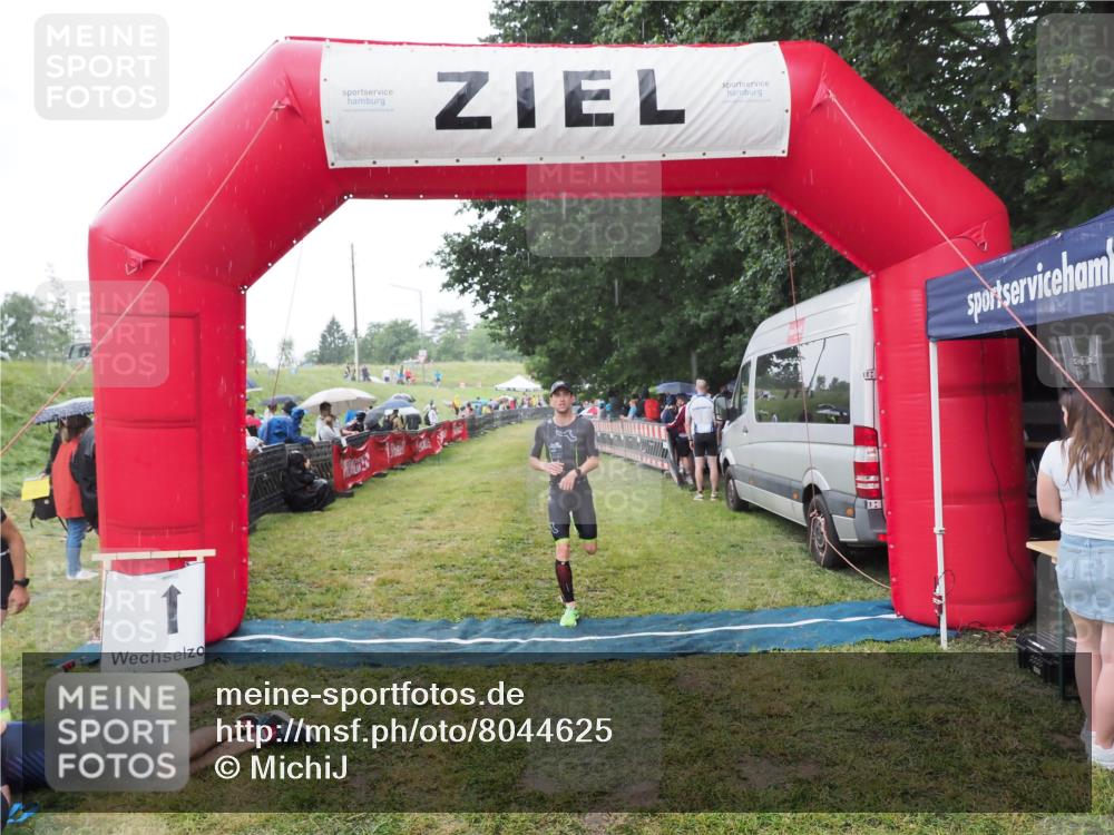 21.06.2025 - 27. Vierlanden-Triathlon MichiJ http://msf.ph/oto/8044625 15.06.2026 13:47:49 Ziel 1153 meine-sportfotos.de